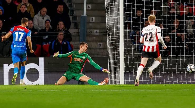 דויד האנצקו כובש את הכדור החוזר (IMAGO) דויד האנצקו כובש את הכדור החוזר