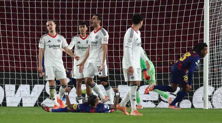 שחקני פרנקפורט מאוכזבים על רקע השער של ז'ול קונדה (IMAGO) שחקני פרנקפורט מאוכזבים על רקע השער של ז'ול קונדה