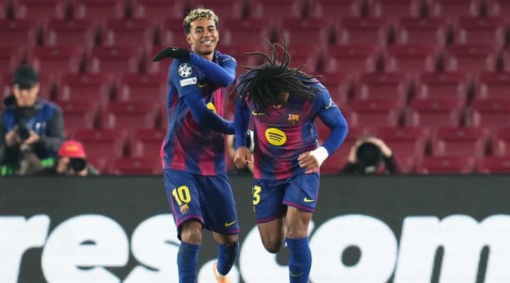 לאמין ימאל מבסוט על ז'ול קונדה (IMAGO) לאמין ימאל מבסוט על ז'ול קונדה