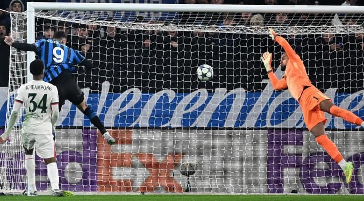 ג'יאנלוקה סקמאקה נוגח את השוויון (IMAGO) ג'יאנלוקה סקמאקה נוגח את השוויון