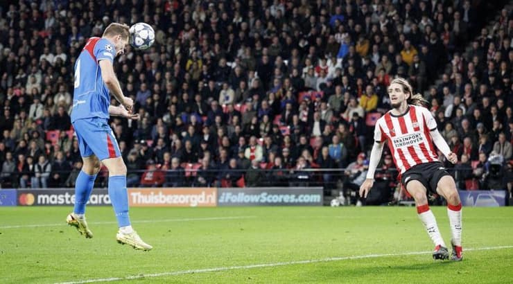 אלכסנדר סורלות' נוגח לרשת (IMAGO) אלכסנדר סורלות' נוגח לרשת