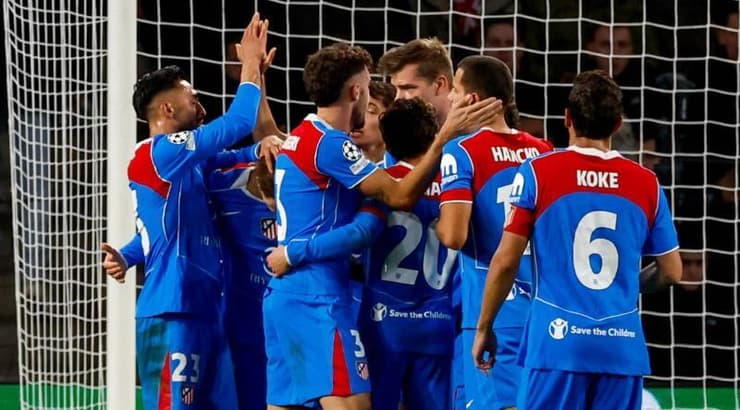 שחקני אתלטיקו מדריד חוגגים עם אלכסנדר סורלות' (IMAGO) שחקני אתלטיקו מדריד חוגגים עם אלכסנדר סורלות'