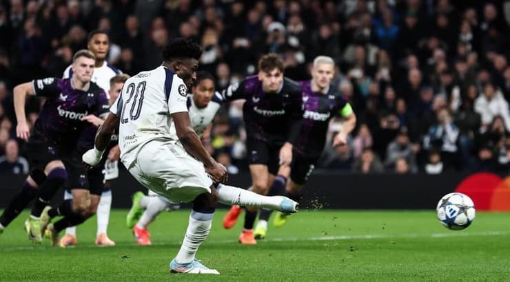 מוחמד קודוס בועט את הפנדל (IMAGO) מוחמד קודוס בועט את הפנדל