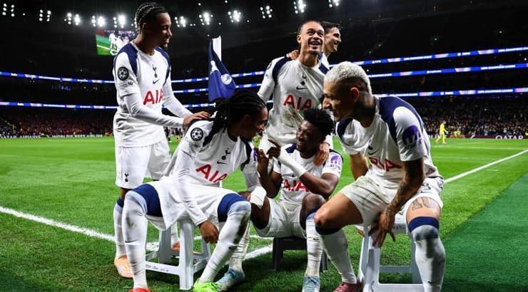 שחקני טוטנהאם שמחים ומרוצים (IMAGO) שחקני טוטנהאם שמחים ומרוצים