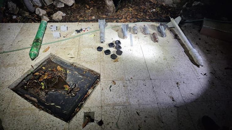 הממצאים שאותרו בשטח (צילום: דובר צה"ל) הרקטות ואמצעי הלחימה שאותרו