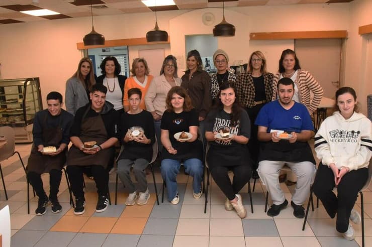 "מטרת המיזם היא לקרב לבבות". התלמידים והצוות החינוכי של "רננים" בבית הקפה שנפתח מחדש (צילום: אביהו שפירא) פתיחה מחדש של בית הקפה "מקומטוב" בבית ספר "רננים" בקריית שמונה