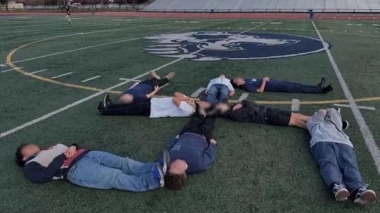 צלב הקרס אנושי במגרש הפוטבול (צילום: מתוך הרשתות החברתיות) צלב הקרס אנושי במגרש הפוטבול