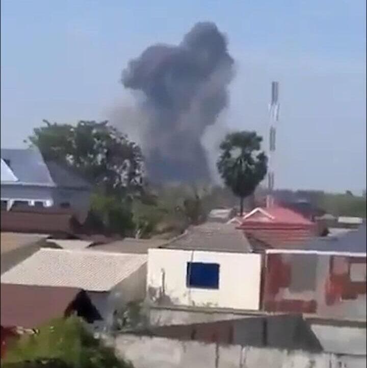 תיעוד הפצצה לכאורה של חיל האוויר התאילנדי בעיר הגבול הקמבודית סמראונג הפצצה לכאורה ב קמבודיה על ידי חיל האוויר של תאילנד