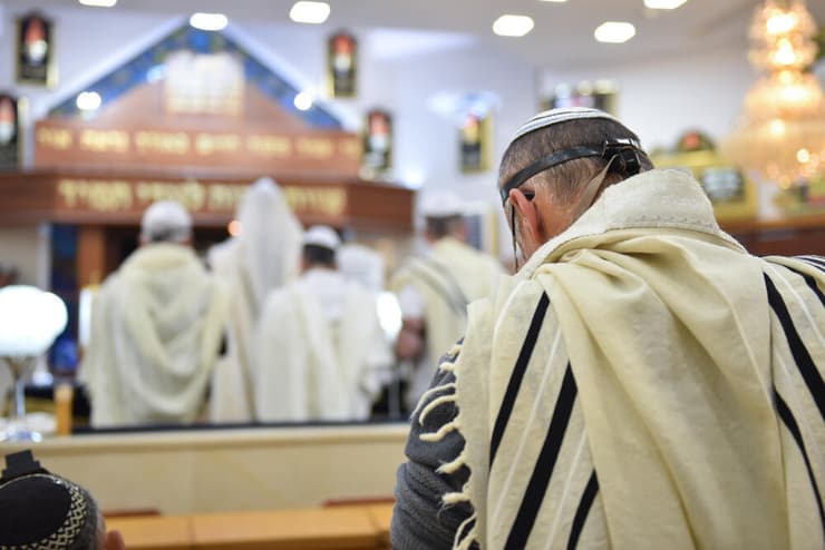 תפילה בבית כנסת (צילום: Mor Levi/Shutterstock) תפילה בבית כנסת