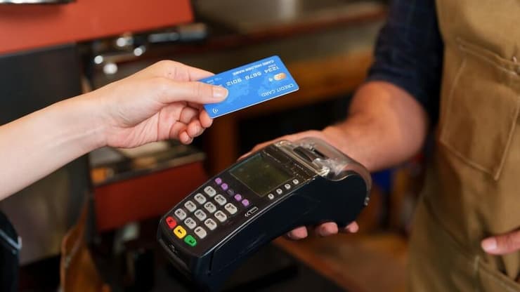 ''כשהיינו יושבים במסעדה או הולכים לסרט אני הייתי משלמת'' (צילום: shutterstock) אשראי