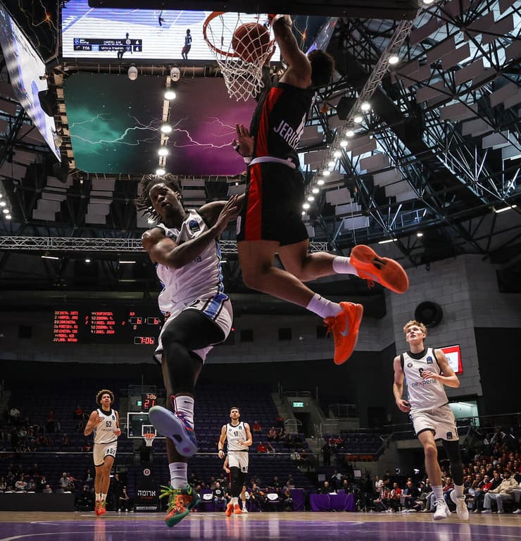 ג'סטין סמית' מתעופף