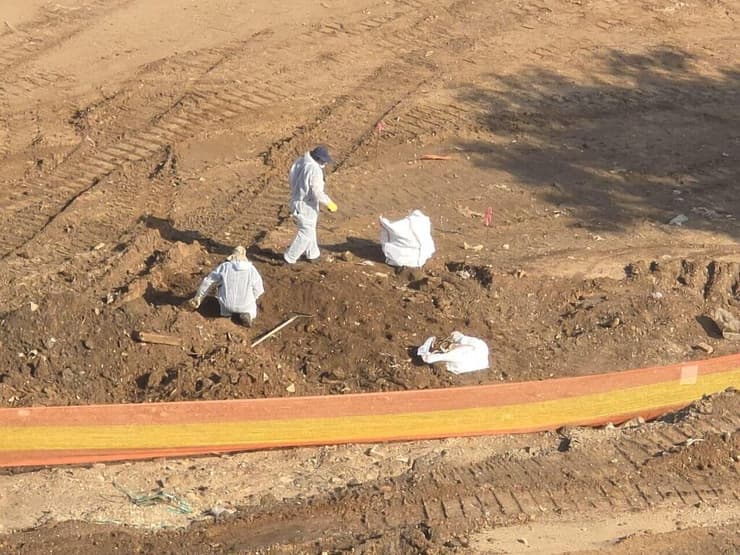 עובדים לבושים בסרבלי מיגון, מסכות נשימה וכפפות, כמתחייב בעבודה עם אזבסט, עוסקים במיון החול ומוציאים ממנו שברי אזבסט (צילום: באדיבות תושבי שכונת אם המושבות) עובדים לבושים בסרבלי מיגון, מסכות נשימה וכפפות, כמתחייב בעבודה עם אזבסט, עוסקים במיון החול ומוציאים ממנו שברי אזבסט