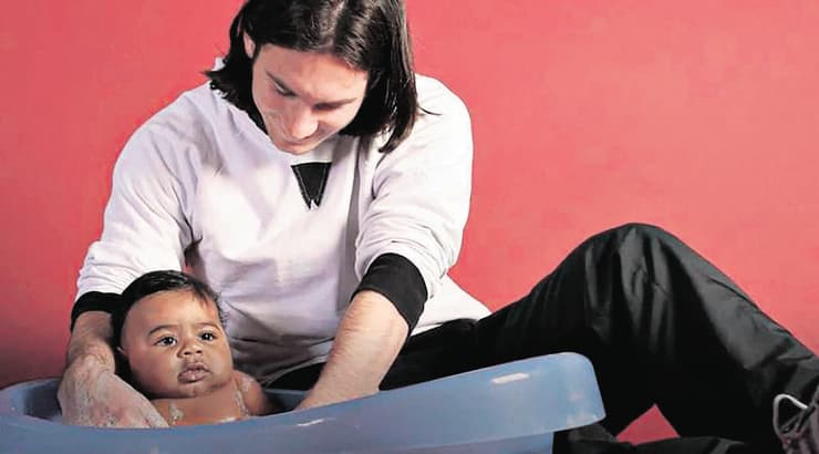 לאו מסי מקלח את לאמין ימאל התינוק (צילום: מתוך טוויטר (X)) לאו מסי מקלח את לאמין ימאל התינוק