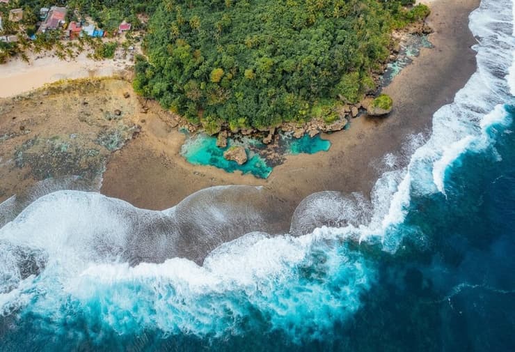 בריכות הסלע הצלולות מגפופונגקו בשירגאו (צילום: thekelvinlachica / shutterstock) בריכות הסלע הצלולות מגפופונגקו בשירגאו