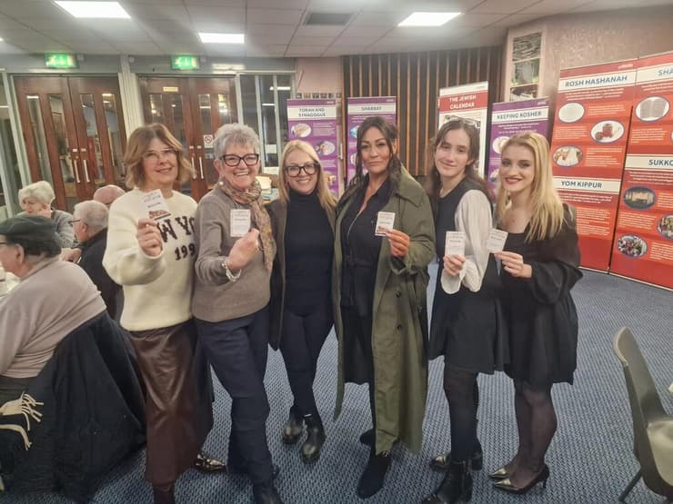 אילת שי מאמו (שלישית משמאל) עם חברות בקהילה היהודית