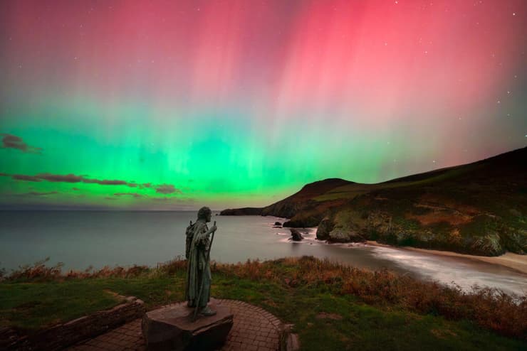 Llangrannog Aurora – לנגרנוג, חוף קרדיגיון, וויילס ( Mathew Browne / The 2025 Northern Lights photographer of the year) צילומי הזוהר הצפוני היפים בעולם