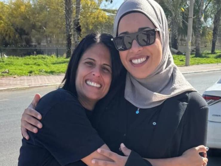 "הכוח לשינוי נמצא אצלנו, האנשים משני הצדדים". סהר יובל ושותפתה לעשייה, סבחה אלנבארי (צילום: אוסף פרטי) סהר יובל ושותפתה לעשייה, סבחה אלנבארי