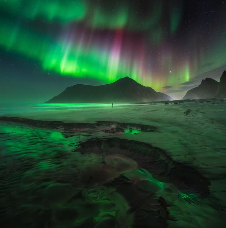 Alone Beneath the Dancing Sky – חוף סקאגסאנדן, איי לופוטן (Nikola Vukotić / The 2025 Northern Lights photographer of the year) צילומי הזוהר הצפוני היפים בעולם