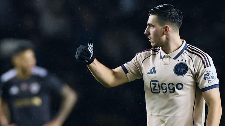 צמד נהדר. גלוך (צילום: Giorgi ARJEVANIDZE / AFP) שחקן איאקס אוסקר גלוך