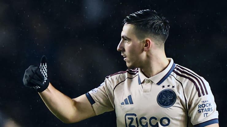 חזר להרכב. אוסקר גלוך (צילום: Giorgi ARJEVANIDZE / AFP) שחקן איאקס אוסקר גלוך