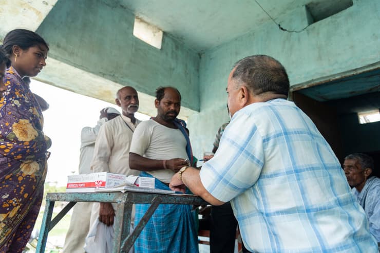 שירותים רפואיים בלתי מסודרים. תופעה נפוצה באזורים כפריים בהודו (צילום: shutterstock) רופא מרפאה כפר הודו
