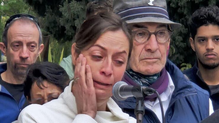 איילת גולדין. "אני עדיין נפרדת ממך" (צילום: מיקי שמידט) אזכרה וגילוי מצבה לסגן הדר גולדין בבית העלמין הצבאי כפ"ס