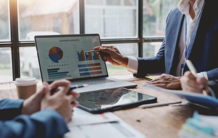 עבודה אילוסטרציה (קרדיט: Shutterstock) ישיבת עבודה