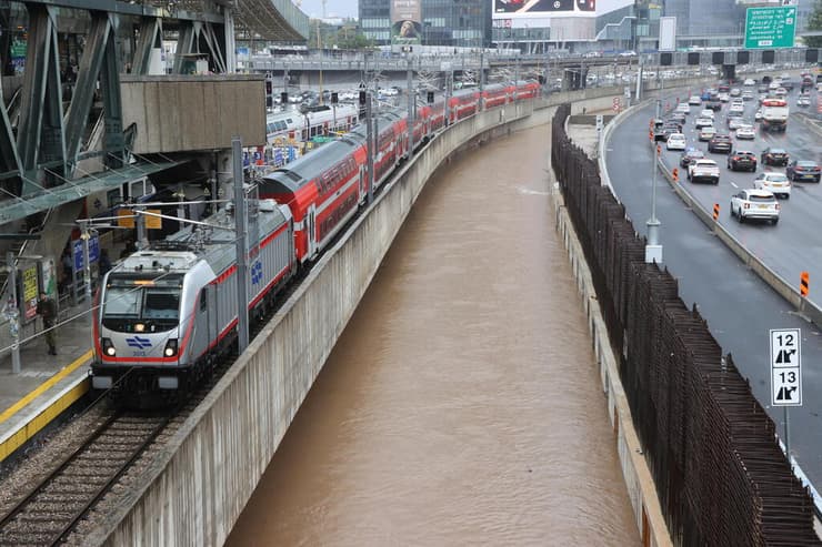 נחל איילון מתמלא, הבוקר (צילום: יריב כץ) נחל הירקון מתמלא לאחר הגשמים