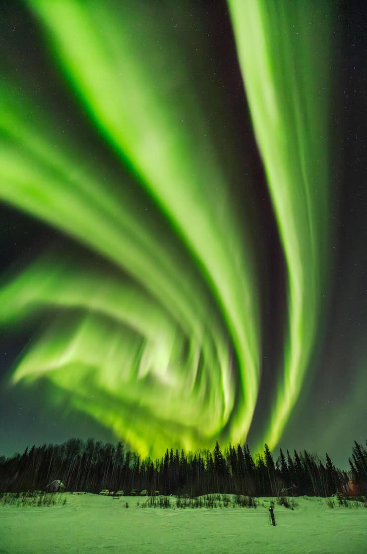 Auroral Cinnamon Roll – פיירבנקס, אלסקה (Marc Rassel / The 2025 Northern Lights photographer of the year) צילומי הזוהר הצפוני היפים בעולם