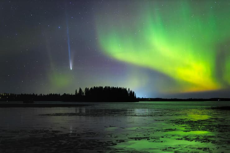 Aurora Comet Lemmon – סקאולו, שבדיה (Petr Horálek / The 2025 Northern Lights photographer of the year) צילומי הזוהר הצפוני היפים בעולם