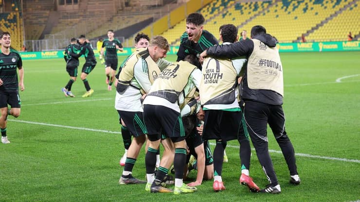 שחקני קבוצת הנוער של מכבי חיפה חוגגים