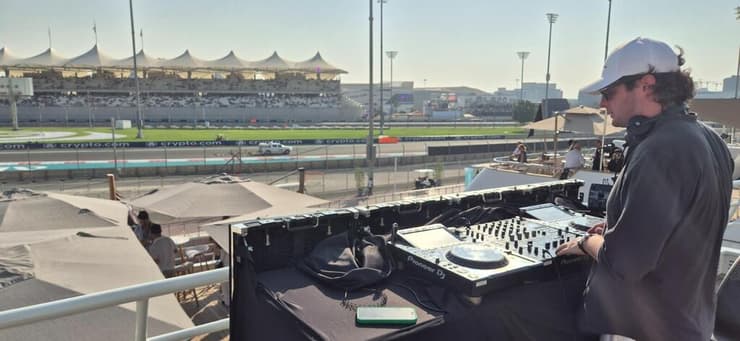 עם נוף ישיר למסלול. הדי-ג'יי על סיפון היאכטה (צילום: אבנר בורוכוב) עם נוף ישיר למסלול. הדי-ג'יי על סיפון היאכטה