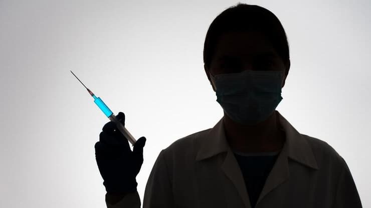 התחזה לרופא וביצע ניתוח מסוכן. אילוסטרציה (צילום: shutterstock) רופא מתחזה