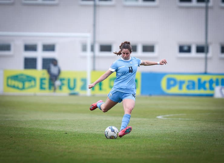 "כולם הכירו אותי בגלל שהייתי 'זאת עם הקוקו'" (צילום: אסי קיפר, ההתאחדות לכדורגל) טליה זומר