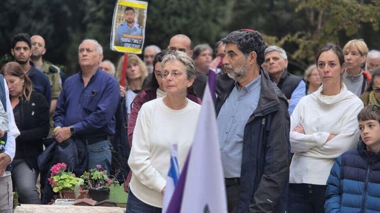 שמחה ולאה גולדין באזכרתו של הדר ז"ל (צילום: מיקי שמידט) אזכרה וגילוי מצבה לסגן הדר גולדין בבית העלמין הצבאי כפ"ס