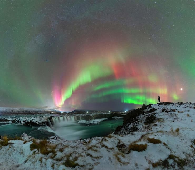 Aurora Bouquet Above Godafoss – גודפוס, איסלנד (Martin Giraud / The 2025 Northern Lights photographer of the year) צילומי הזוהר הצפוני היפים בעולם