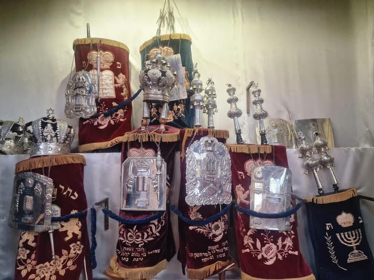 ספרי תורה בבית הכנסת בבלפסט