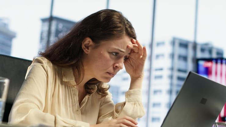 עובדת מתוחה