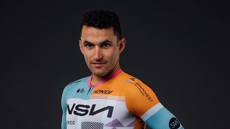 איתמר איינהורן עם המדים החדשים של NSN (צילום: קבוצת האופניים NSN) איתמר איינהורן עם המדים החדשים של NSN