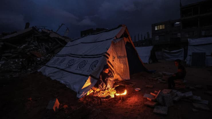 "אם המצב לא ישתנה - נמות תוך שלושה ימים" (צילום: EYAD BABA / AFP) ברקים בעזה