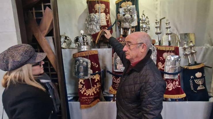 ספרי התורה בבית הכנסת