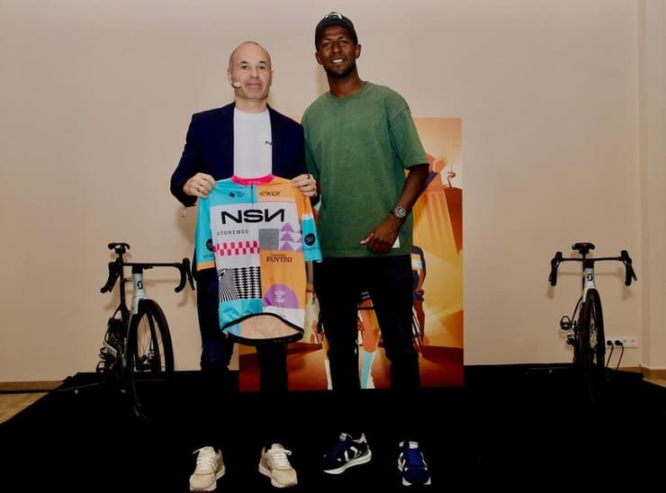 אנדרס אינייסטה עם כוכב הקבוצה ביניאם גירמאי (צילום: נועה ארנון) אנדרס אינייסטה יחד עם כוכב הקבוצה NSN האריתראי ביניאם גירמאי