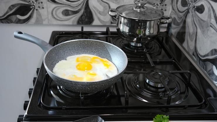 מחבת נון סטיק וברקע סיר נירוסטה נטול ציפוי (צילום: shutterstock) מחבת נון סטיק