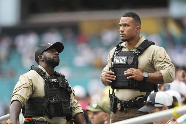 אנשי משטרה במיאמי (צילום: Lynne Sladky/AP) אנשי משטרה במיאמי
