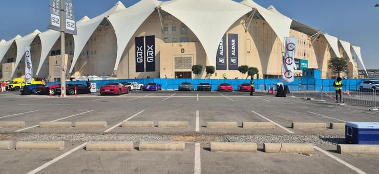 הכניסה למכוניות יוקרה בלבד (צילום: אבנר בורכוב) הכניסה למכוניות יוקרה בלבד