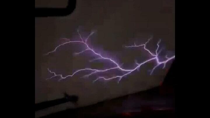 סופת ברקים, צילום מתא הטייס של מטוס אל על (צילום: עידן אילת, מתוך אינסטגרם elalpilots) ברקים בשמיים מתא הטייס