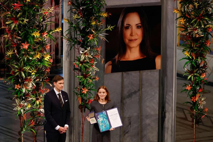 בתה של מריה קורינה מצ'אדו מקבלת את פרס נובל לשלום