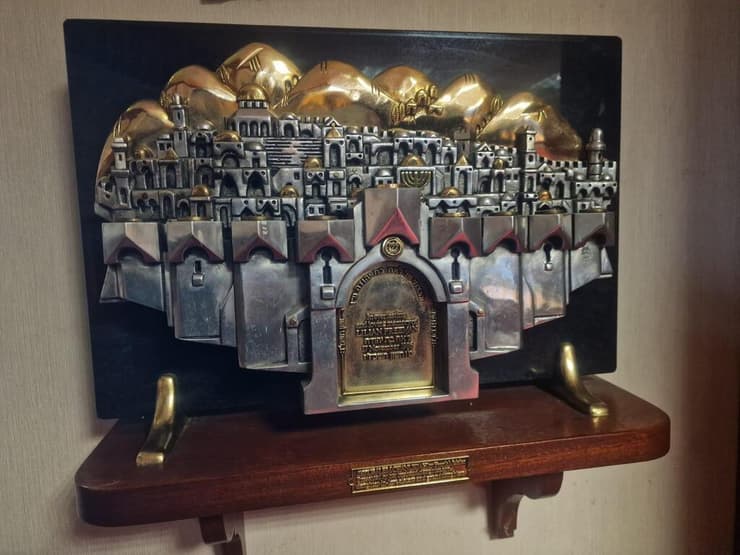 תבליט בבית הכנסת בבלפסט