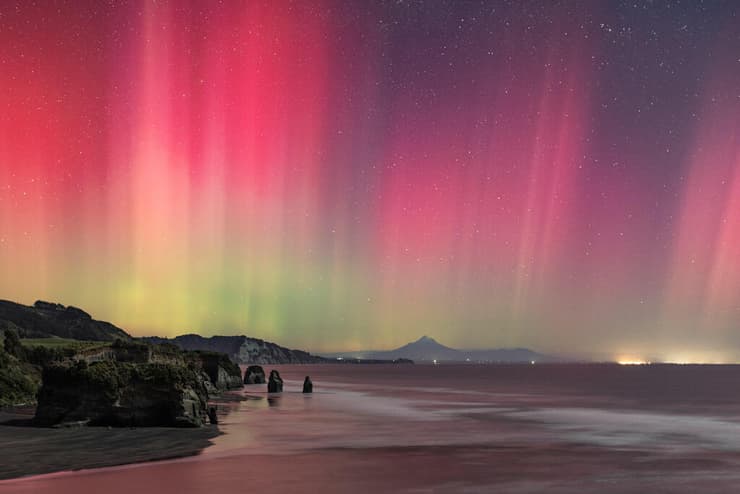 Guardians of the Aurora – טרנאקי, ניו זילנד ( Daniel Mickleson / The 2025 Northern Lights photographer of the year) צילומי הזוהר הצפוני היפים בעולם