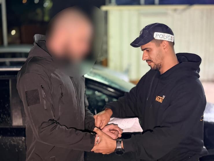 בין העצורים גם ראש עיר לשעבר (צילום: משטרת ישראל) פשיטה על מתחמי ארגון הפשע בכרי